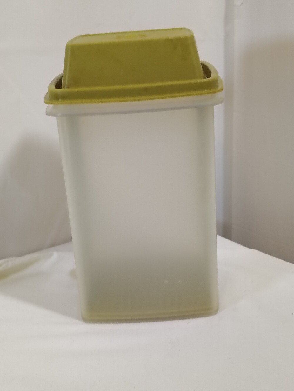 Tupperware Pickle Keeper